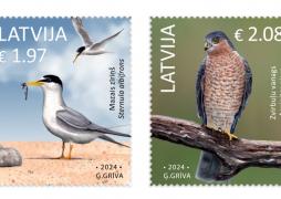 Putnu sērijas jaunajās pastmarkās – mazais zīriņš un zvirbuļvanags