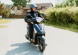 Thanks to the use of 11 motor scooters Latvijas Pasts has managed to improve the speed of item delivery in several locations in Latvia this season