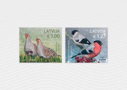The new stamps in the Latvian Birds series feature the Bird of the Year 2021 grey partridge and the songbird Eurasian bullfinch 