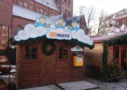 Latvijas Pasts aicina nosūtīt apsveikumus un vēstules Ziemassvētku vecītim no Pasta namiņa Doma laukumā