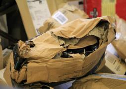 Latvijas Pasts bojātā veidā saņem 63 pasta sūtījumu maisus no Lielbritānijas