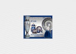 Aizsākot muzejiem veltītu filatēlijas sēriju, Latvijas Pasts pirmo pastmarku izdod Rīgas Porcelāna muzejam 