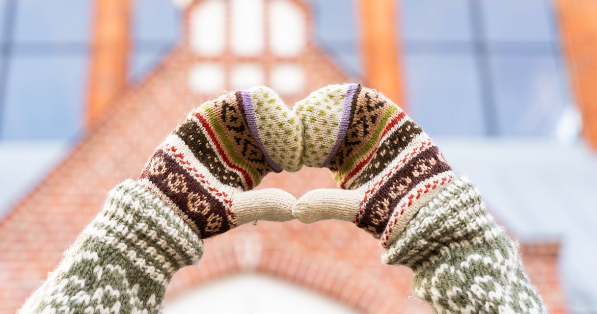 22.10.2025-12 "Tavi draugi" un "Latvijas Pasts" uzsāk adījumu akciju Ukrainas karavīru atbalstam