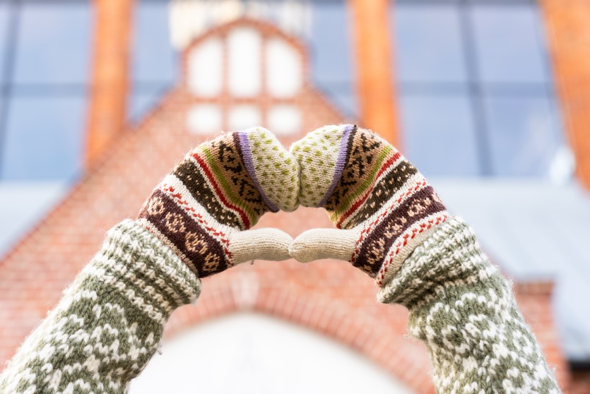 22.10.2025-12 "Tavi draugi" un "Latvijas Pasts" uzsāk adījumu akciju Ukrainas karavīru atbalstam