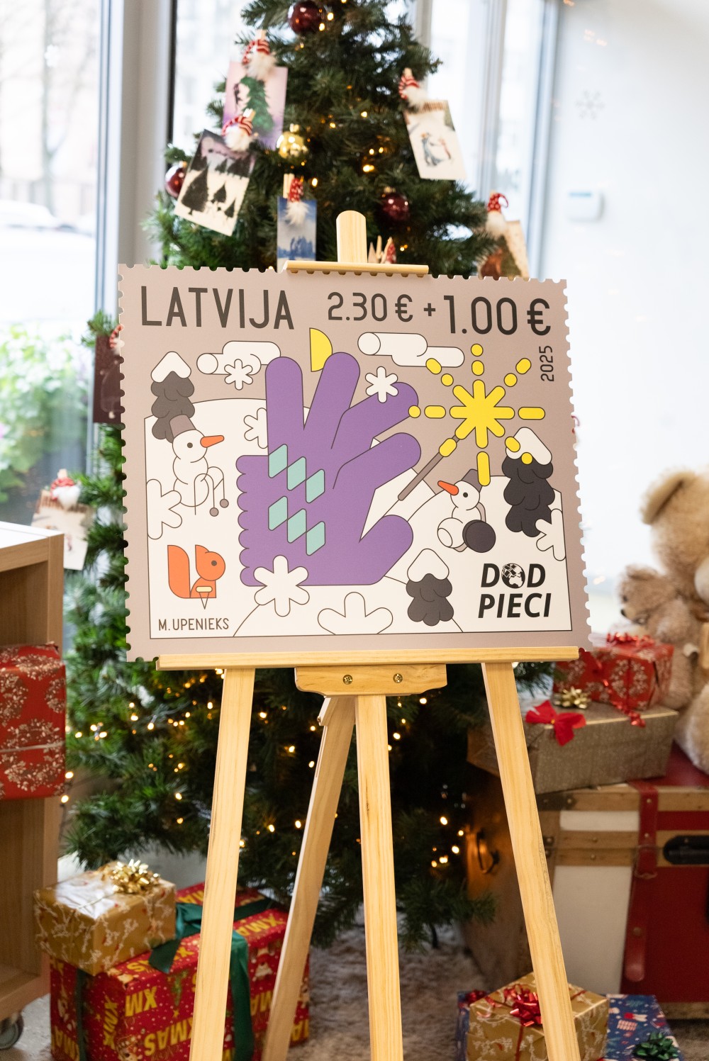 roka tur jauno pastmarku sloksnes uz eglītes fona