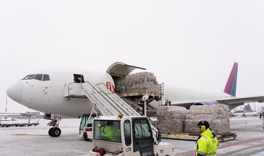 Pasts attīsta ekomercijas pakalpojumu eksportu_1 lidmašīna ar kravu priekšplānā