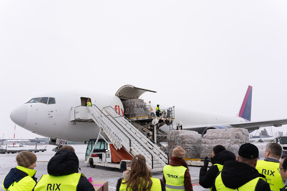 Pasts attīsta ekomercijas pakalpojumu eksportu_3 lidmašīna ar kravu priekšplānā