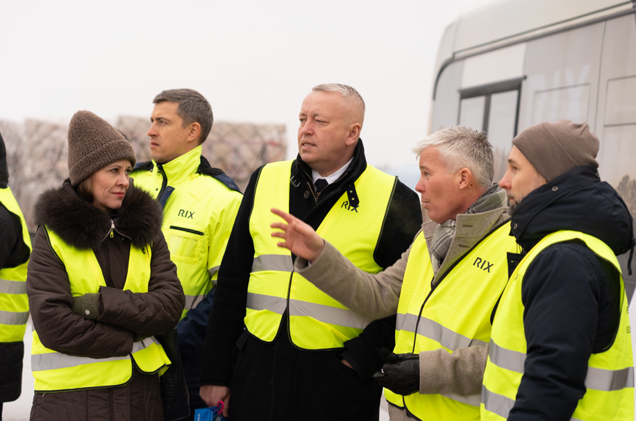 lidma&scaron;īna ar kravu priek&scaron;plānā