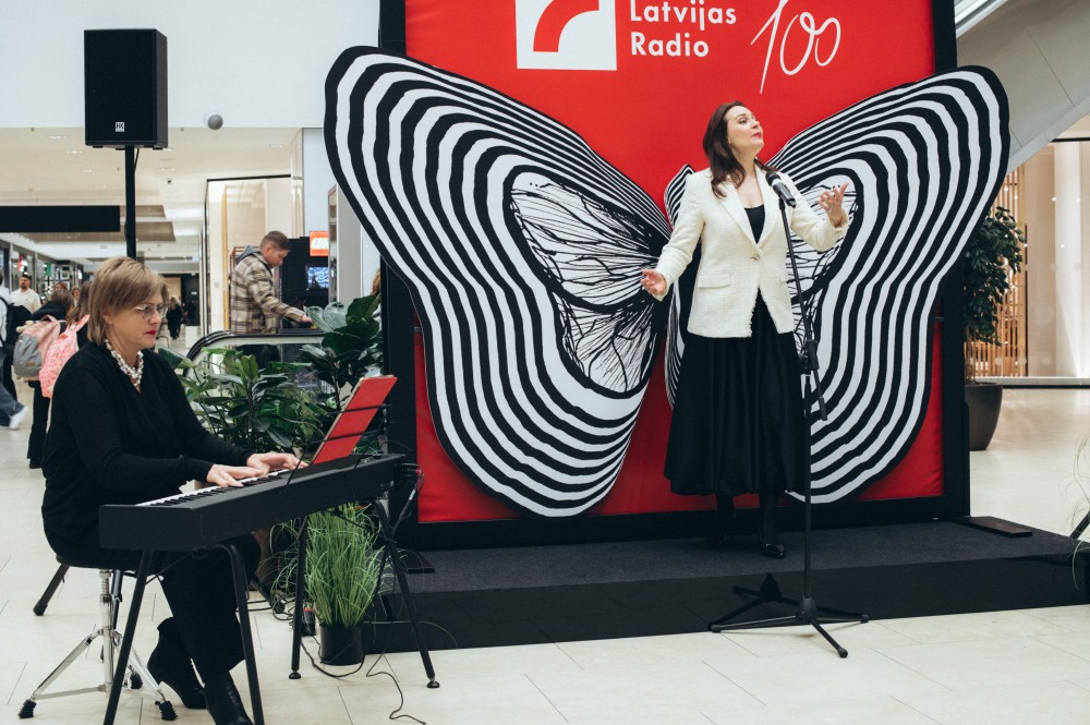 Latvijas_Radio_100_Pastmarka-22 trīs pastmarkas - jaunās, ar tauriņa attēlu, uz neitrāla fona