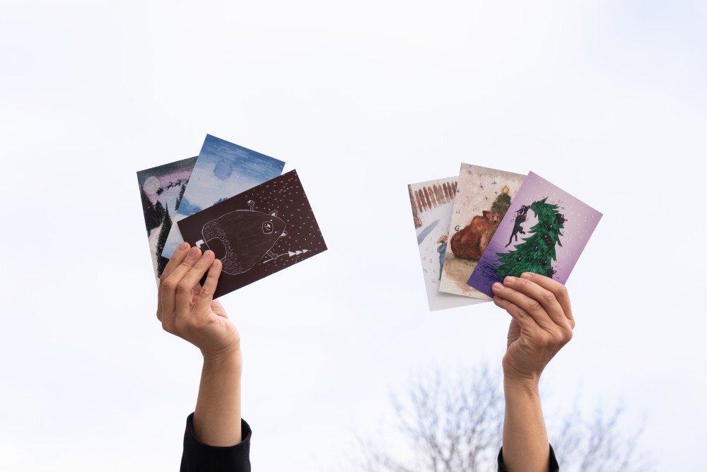 21.11.2025-71 roka tur jauno pastmarku sloksnes uz eglītes fona