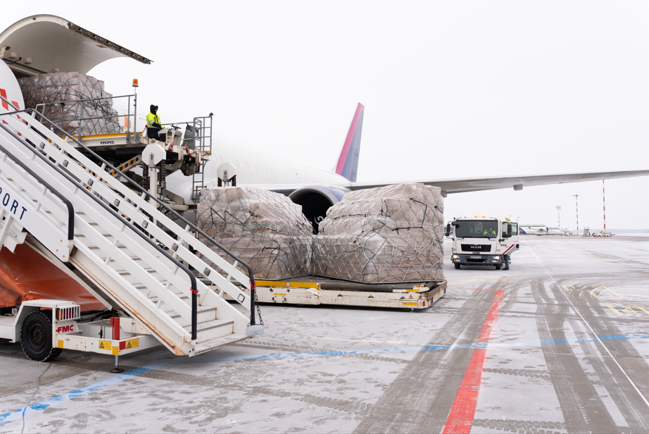 lidma&scaron;īna ar kravu priek&scaron;plānā