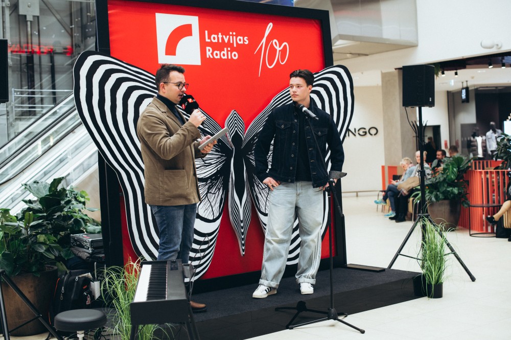 Latvijas_Radio_100_Pastmarka-19 trīs pastmarkas - jaunās, ar tauriņa attēlu, uz neitrāla fona