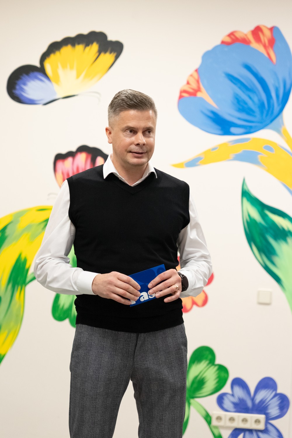 21.11.2025-25 roka tur jauno pastmarku sloksnes uz eglītes fona