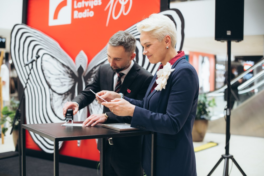 trīs pastmarkas - jaunās, ar tauriņa attēlu, uz neitrāla fona