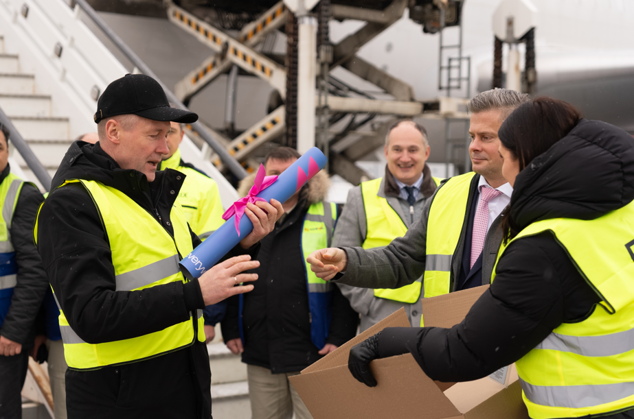 lidma&scaron;īna ar kravu priek&scaron;plānā