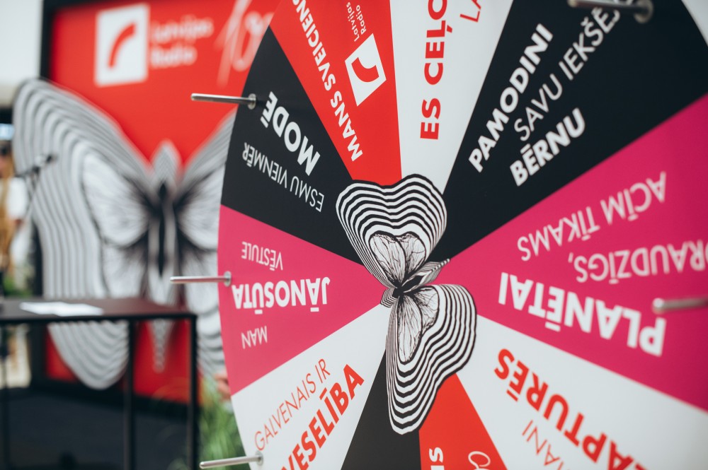 Latvijas_Radio_100_Pastmarka-41 trīs pastmarkas - jaunās, ar tauriņa attēlu, uz neitrāla fona