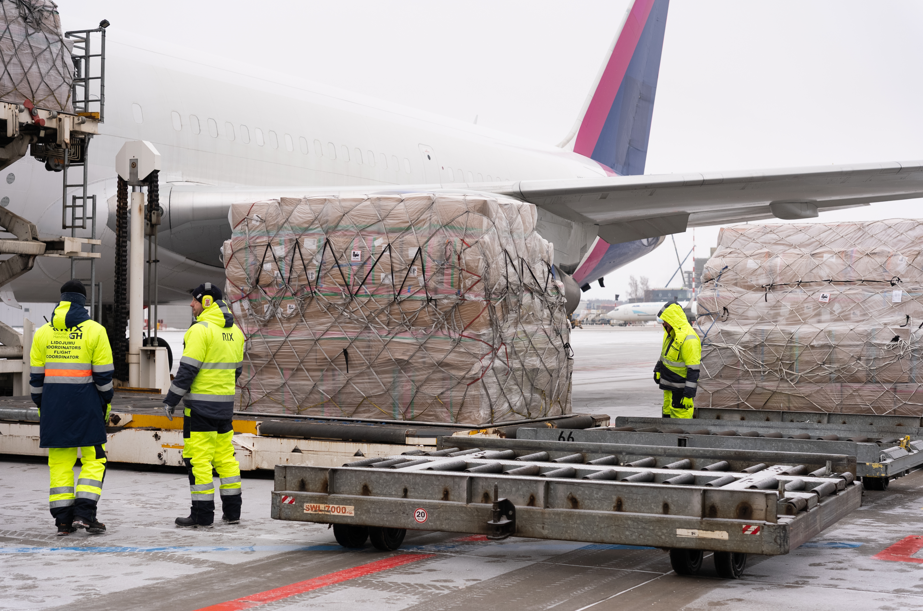 Pasts attīsta ekomercijas pakalpojumu eksportu_6 lidmašīna ar kravu priekšplānā