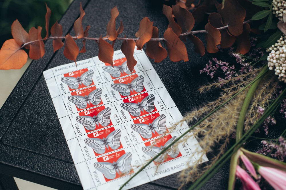 Latvijas_Radio_100_Pastmarka-56 trīs pastmarkas - jaunās, ar tauriņa attēlu, uz neitrāla fona