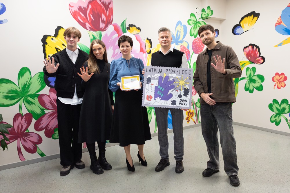 roka tur jauno pastmarku sloksnes uz eglītes fona