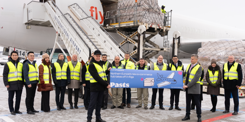 Pasts attīsta ekomercijas pakalpojumu eksportu_8 lidmašīna ar kravu priekšplānā