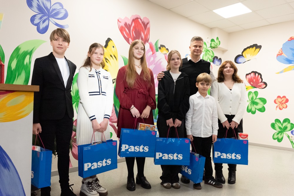 roka tur jauno pastmarku sloksnes uz eglītes fona