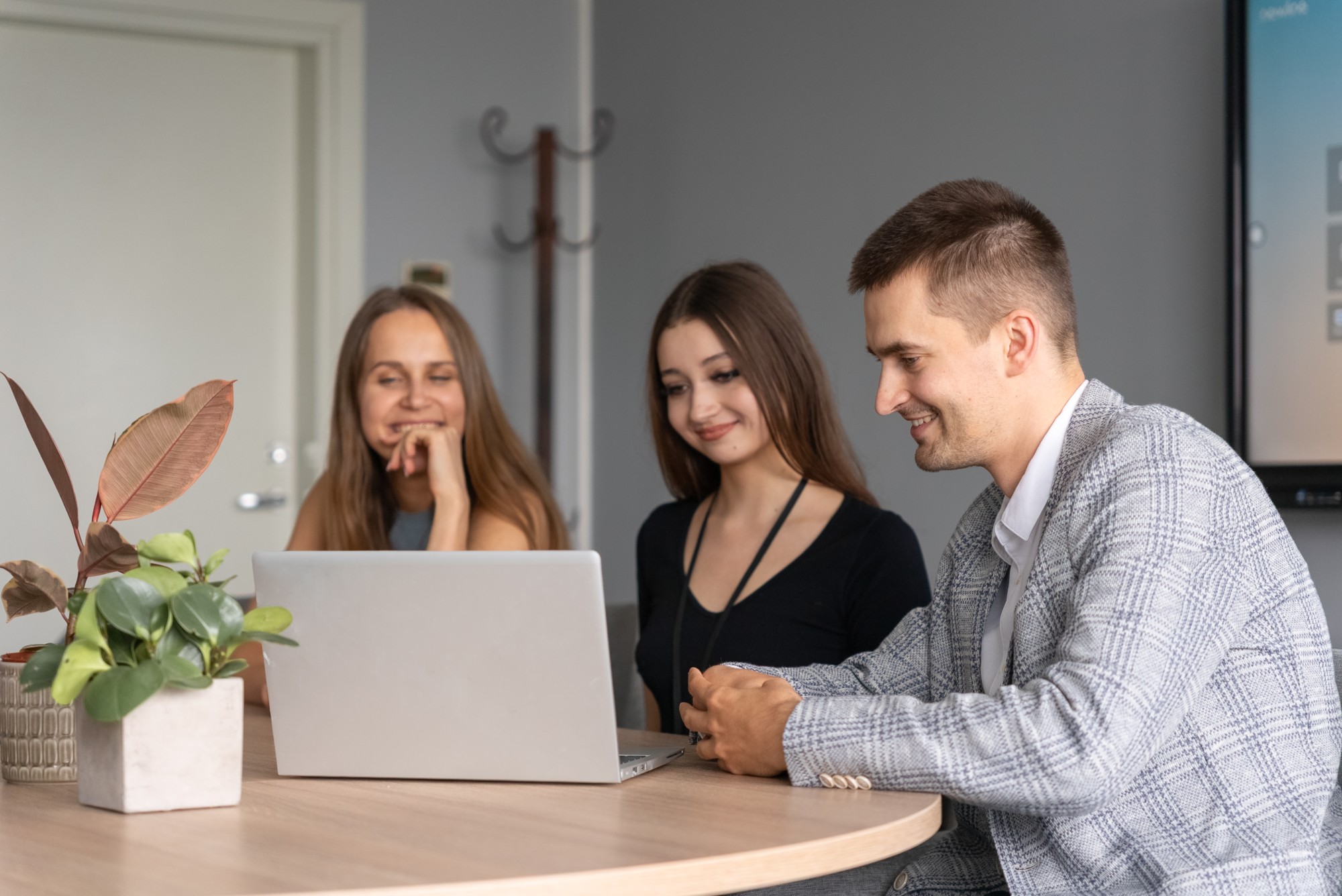 darbinieks-9 Praktikanti ofisā