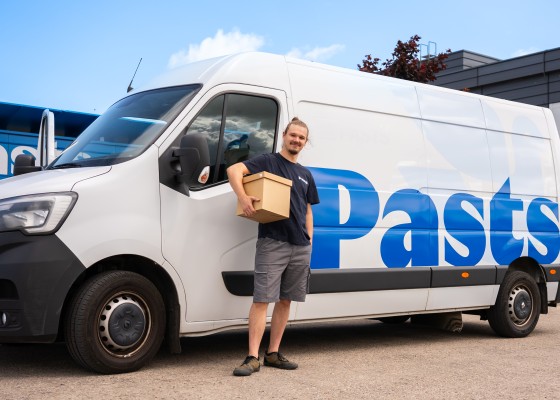 04.07.25-3 Courier holding a parcel